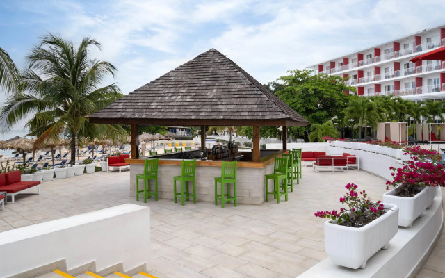 Grand Decameron Cornwall Beach, A Trademark All-Inclusive Resort