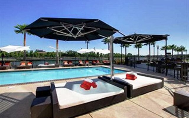 University Plaza Waterfront Hotel