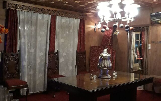 Badyari Palace Group of Houseboat