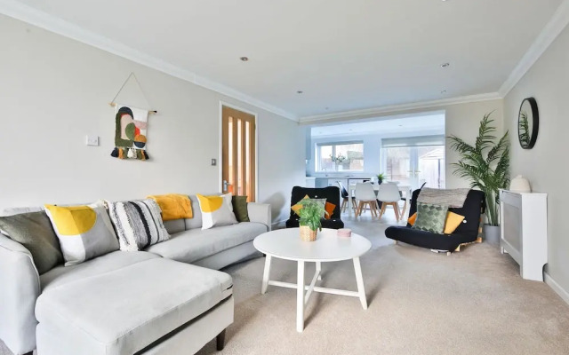 Bright & Airy 3-Bed with Parking