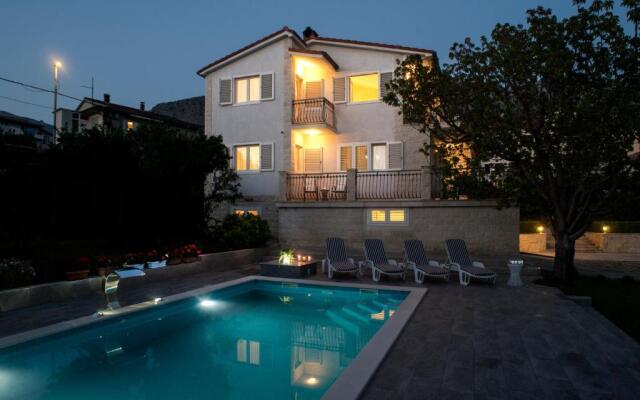Villa 4US with pool,near Split and sea
