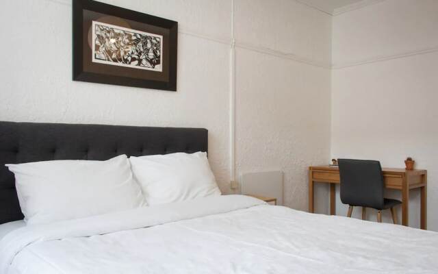 Stylish 2 Bed Art Deco Apartment