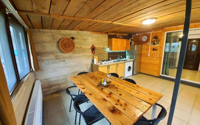 House & Yard Sesil L 90 m to beach