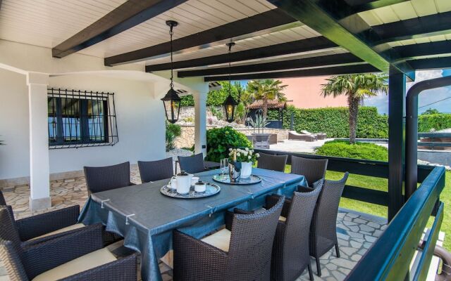 Authentic holiday house with private pool and sea view