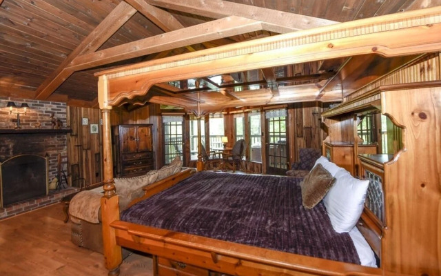 Cliff Haven 1 Bedroom Cabin by RedAwning