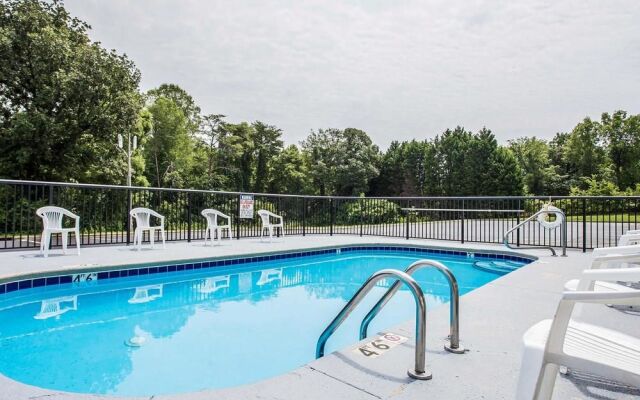 Super 8 Claremont