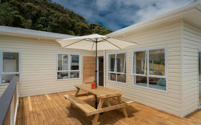 Sun Seeker Bach - Ferry Landing Holiday Home