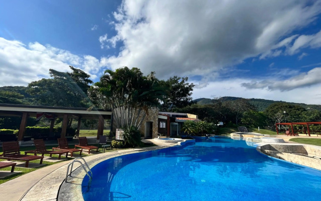 Modern 2 bed APT complex Pool,Tennis,Gym,FreeWiFi