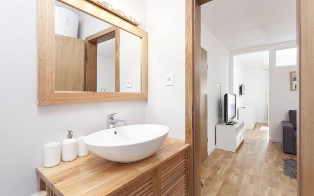 Apartment Maja - 50 m from beach : A2 Makarska, Riviera Makarska