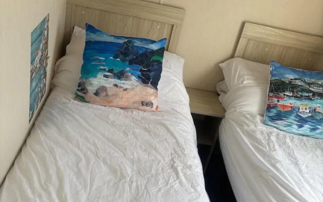 Newquay Bay - 3-bed Caravan - Sleeps 6