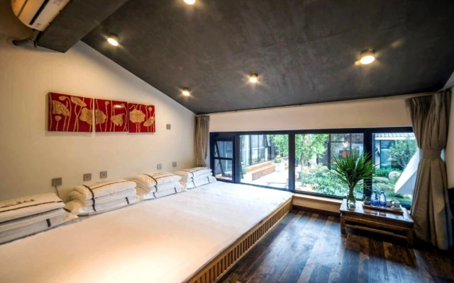 Carpenter's Rustic Courtyard-Great Wall