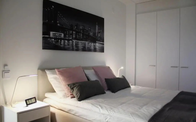 Modern apartment with Sauna, near Transit Hub/Dixi