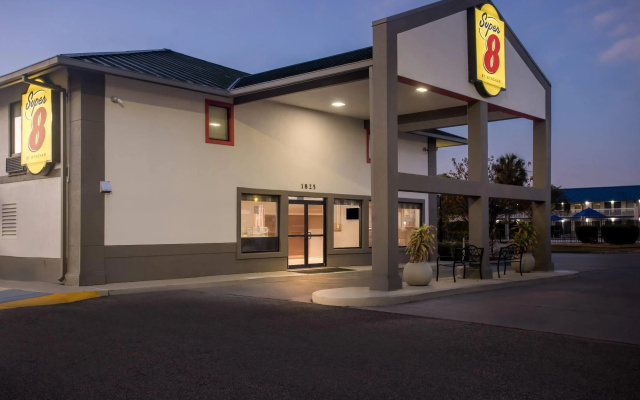 Super 8 by Wyndham Valdosta GA I-75