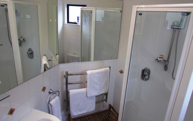 Beachfront Getaway – Bathroom – Russell