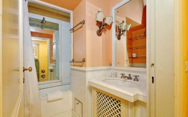 Pantheon charming apartment