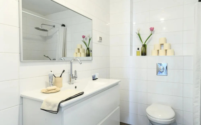 Opulent Ease 2BR Apt in Midtown