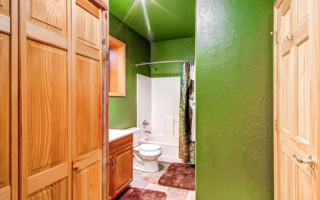 Snowshoe  4 Bedroom Home by RedAwning