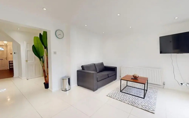 Parlaunt House - 3 Bedroom With Free Parking