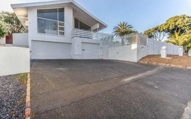 Nassau Crescent by CTHA