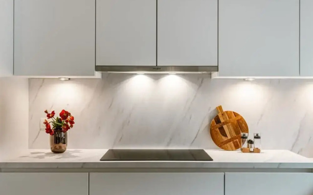 Centrally Located Modern Apartment With Parking