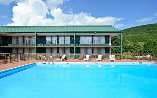 Hotel Red Rose by Townhouse Covington I-64