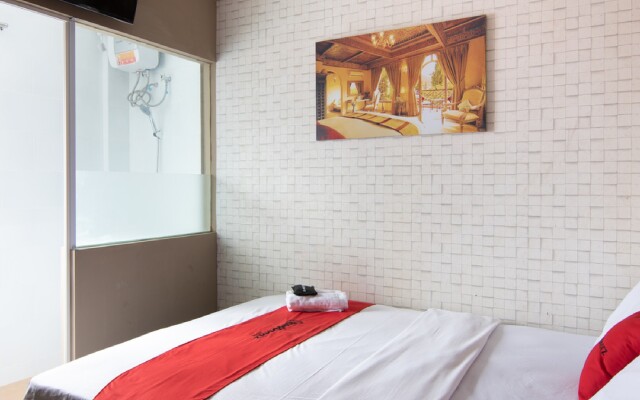 RedDoorz Plus near Hayam Wuruk 2