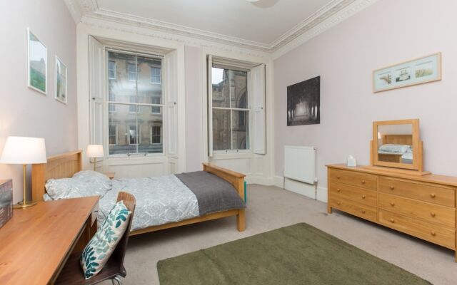 Spacious, Bright 5-br Flat for 10 in Edinburgh
