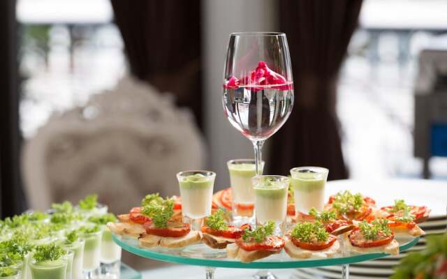 Verdure Lotus Grandeur Cruise