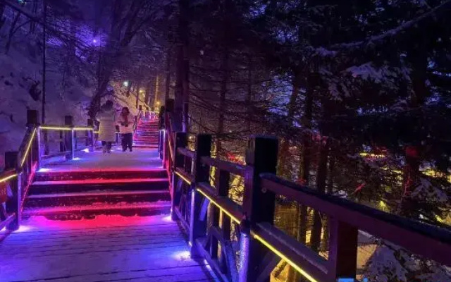 Li San Homestay (Snow Town Scenic Area)