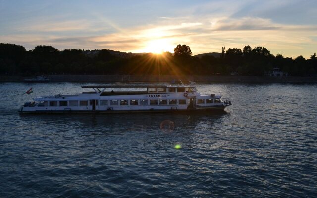 Fortuna Boat Hotel and Restaurant