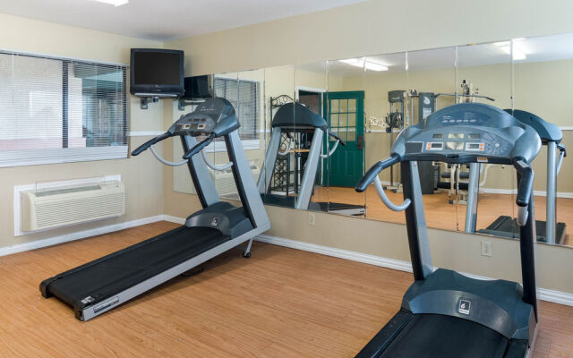 Econo Lodge Inn and Suites Arlington