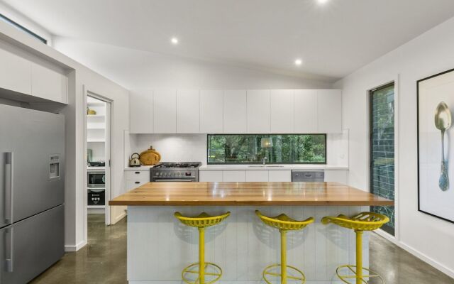 Hidden Escape Free Wifi & Foxtel Surfside PET Friendly