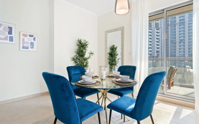 Monty - Stylish Apartment with Partial Burj Khalifa View