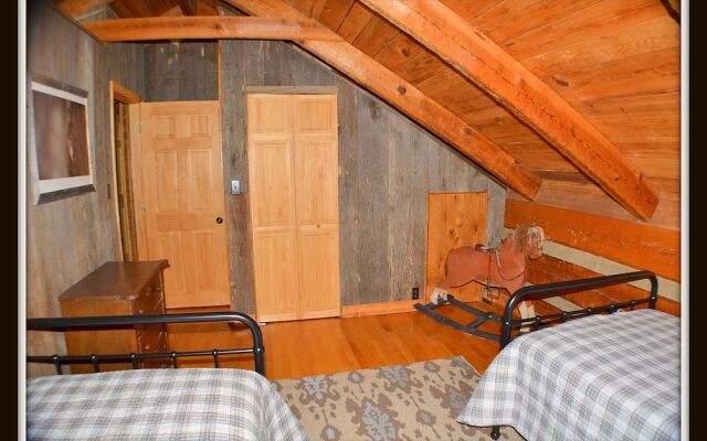 Logged Inn - 3 Br cabin by RedAwning