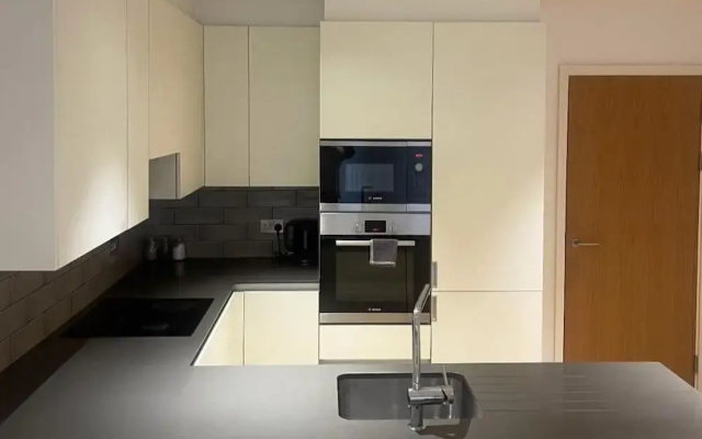 East London 2-bed Apt Sleeps 4, 7 min Walk to Tube