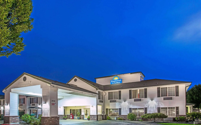 Days Inn & Suites by Wyndham Gresham