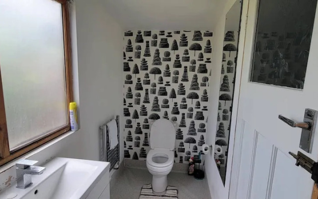Pet Friendly - 5 Guests - 13 min to the Beach