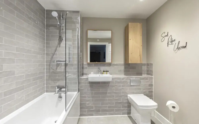 Elliot Oliver - Luxurious 2 Bedroom Apartment With Parking