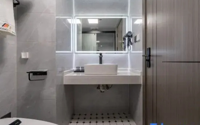 Qiuwang Hotel (Shanghai Caobao Road Subway Station Branch)