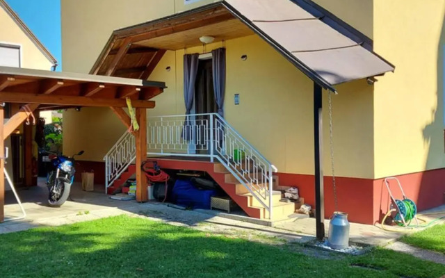 Quiet apartment close to town