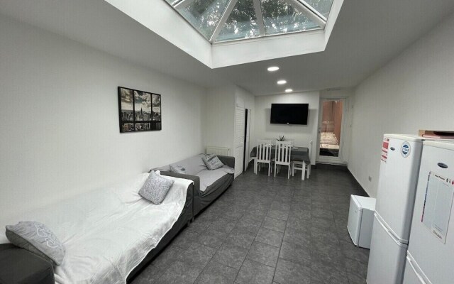 57 North Road Studios Near QE and UOB