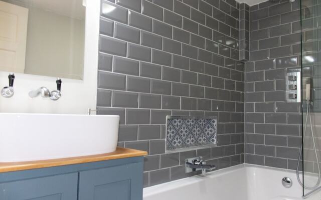 Trendy Two Bed Apartment With Private Garden