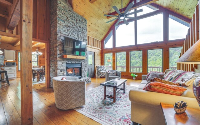 Decks & Mountain Views: Waynesville Getaway!