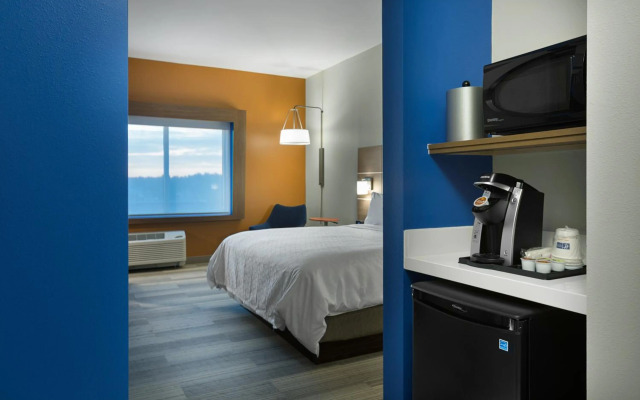 Holiday Inn Express & Suites Fayetteville South by IHG