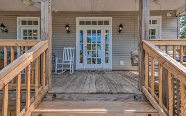 Stunning Views & Waterfront Fun: Aloe Bay Home