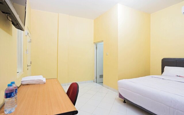 RedDoorz Plus near Halim Perdanakusuma 2