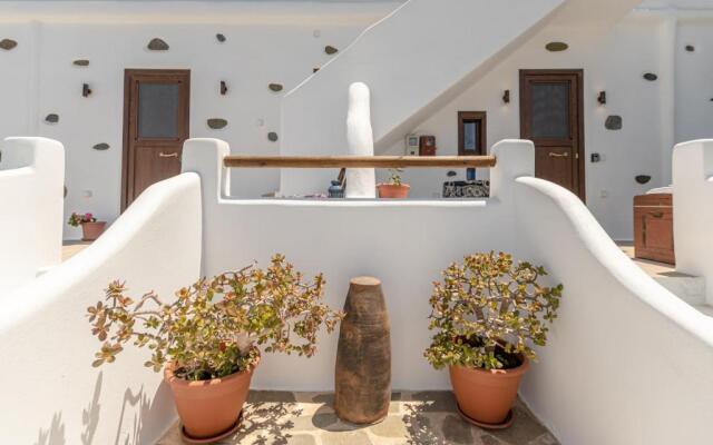 White Luxurious Apartment IΙI