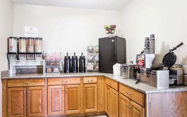 Super 8 by Wyndham Lewistown