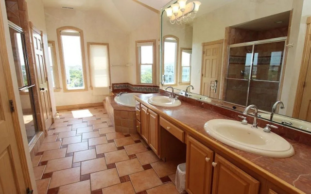 Atlantis - 7 Br Home