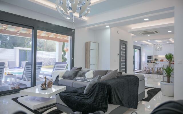 6 Bed Villa - Sleeps 15 - Pets - Pool - Jacuzzi